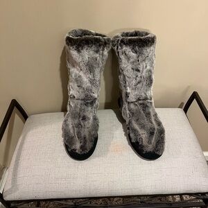 Acorn Gray and Black Slippers with Plush Material and Cozy Texture